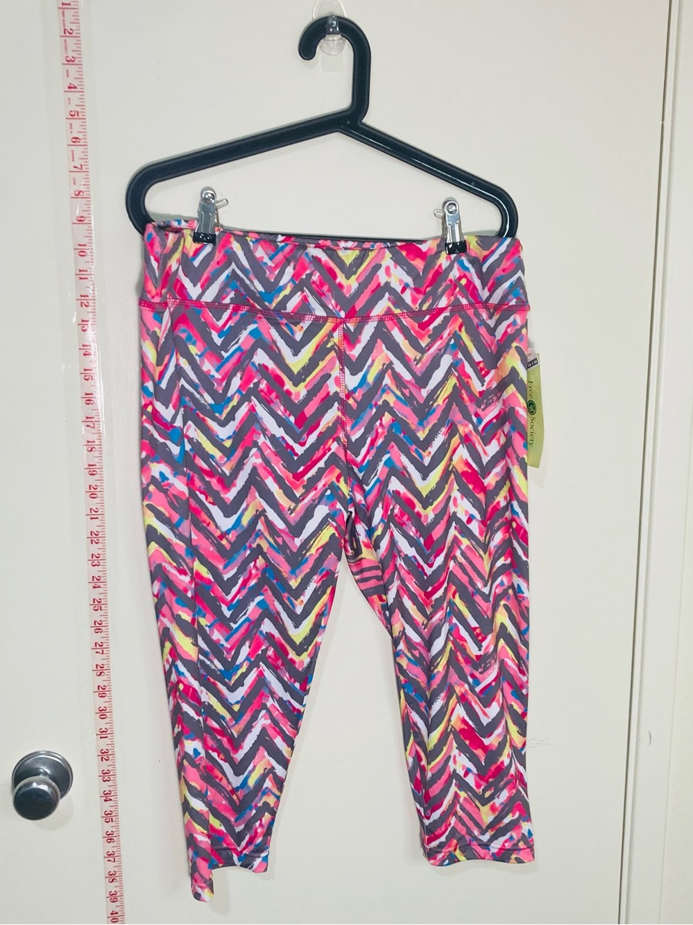 NWT FREE SOCIETY size Xl 34” Chevron Print Active Capri Leggings